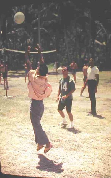 popsgoingupforvolleyballatfdpicnic1965.jpg